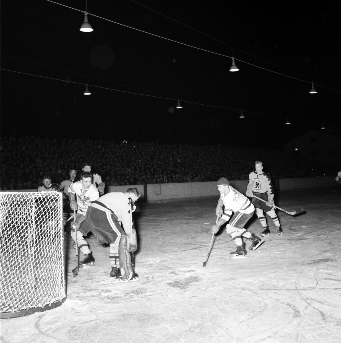 GGIK i SM-slutspelet i ishockey 1957. Motståndarlaget är troligen Södertälje SK.