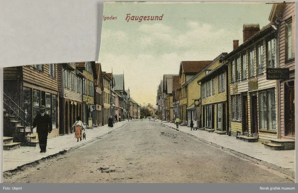 Postkort med et håndkolorert foto fra Strandgata i Haugesund.