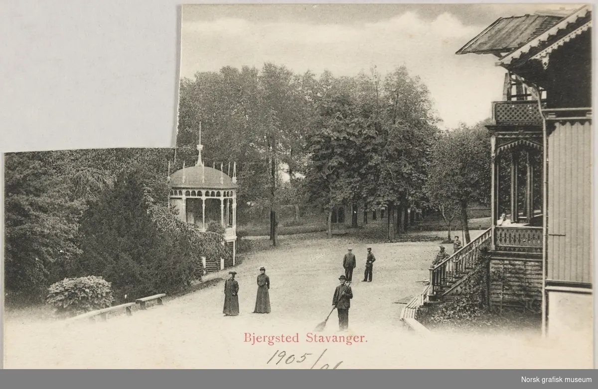 Postkort med motiv fra Stadshauptmann L.W Hansens lystgård på Bjergsted i Stavanger. Menn og kvinner er oppstilt for fotografen. Mannen i forgrunnen holder en feiekost. Et lysthus ligger til venstre.