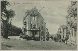 Postkort med bilde av en bygård i Bergen med Allégaten og Fo
