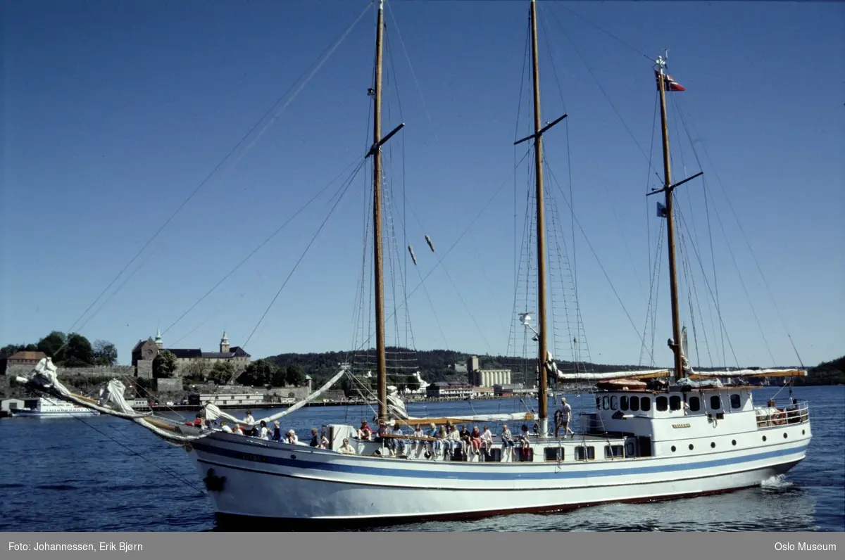 fjord, seilfartøy Elida, mennesker, havn, fjordbåt, Akershus festning