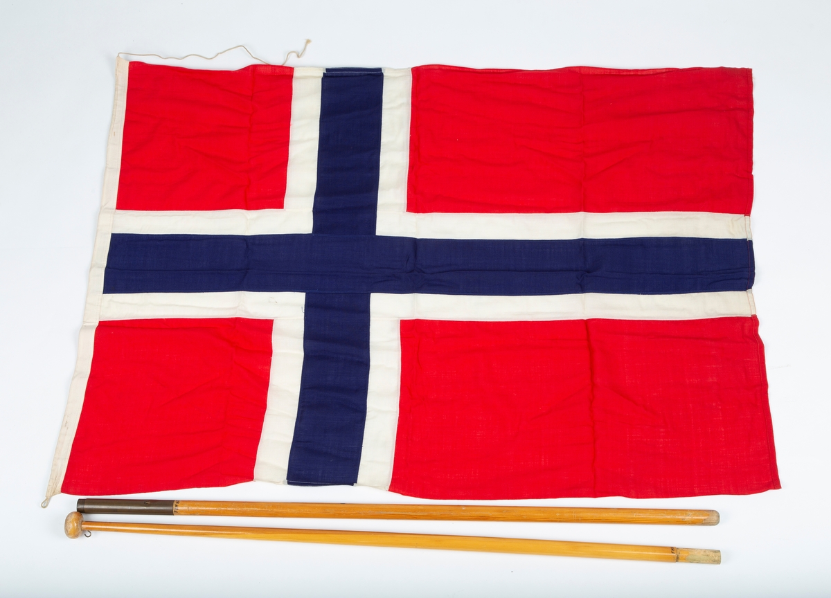 A: Det norske flagg. Sydd bed Oslo Flaggfabrikk.
B+C: Todelt flaggstang i tre. B: øvre del med kule. C: Nedre del med messingholk.
flagget har vært brukt av speiderbevegelsen i Ås.