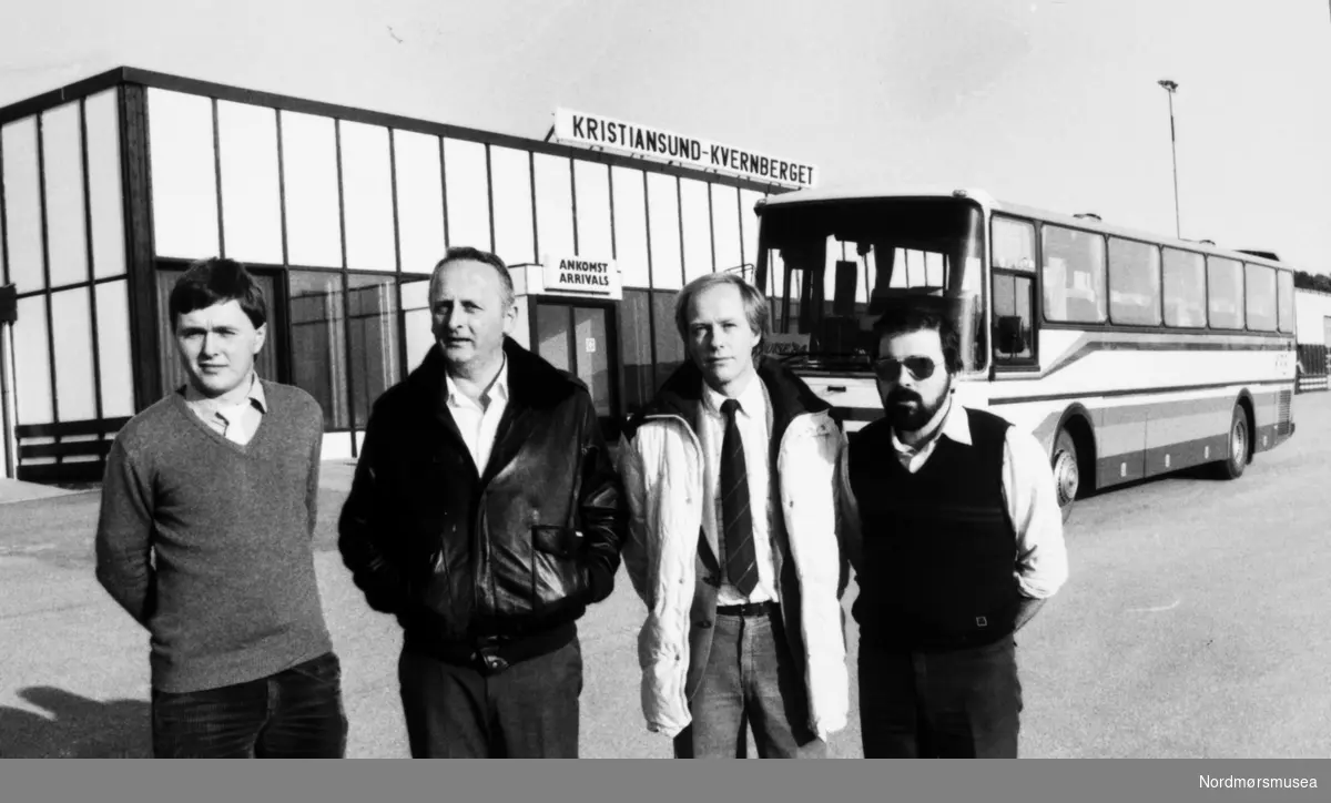 Fra venstre: Per Gunnar Dyrnes, (busscruise), Jan Nilsen (Winge reisebyrå), Gunnar Gunnarson, bussjåfør Ivar Bjarne Flatsetøy. Bildet er fra avisa Tidens Krav sitt arkiv i tidsrommet 1970-1994. Nå i Nordmøre museums fotosamling.