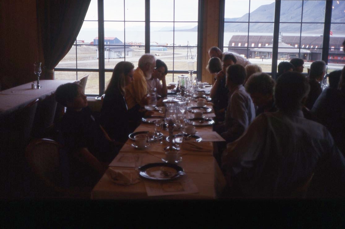 Ett turistsällskap sitter till bords för en middag.