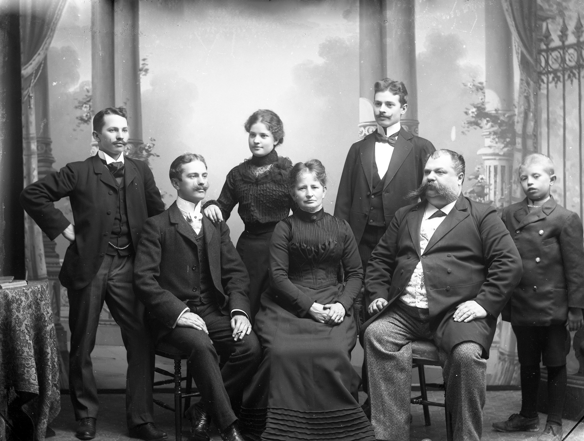 Barberare Andersson med familj, ca. 1900. Ateljéfoto.