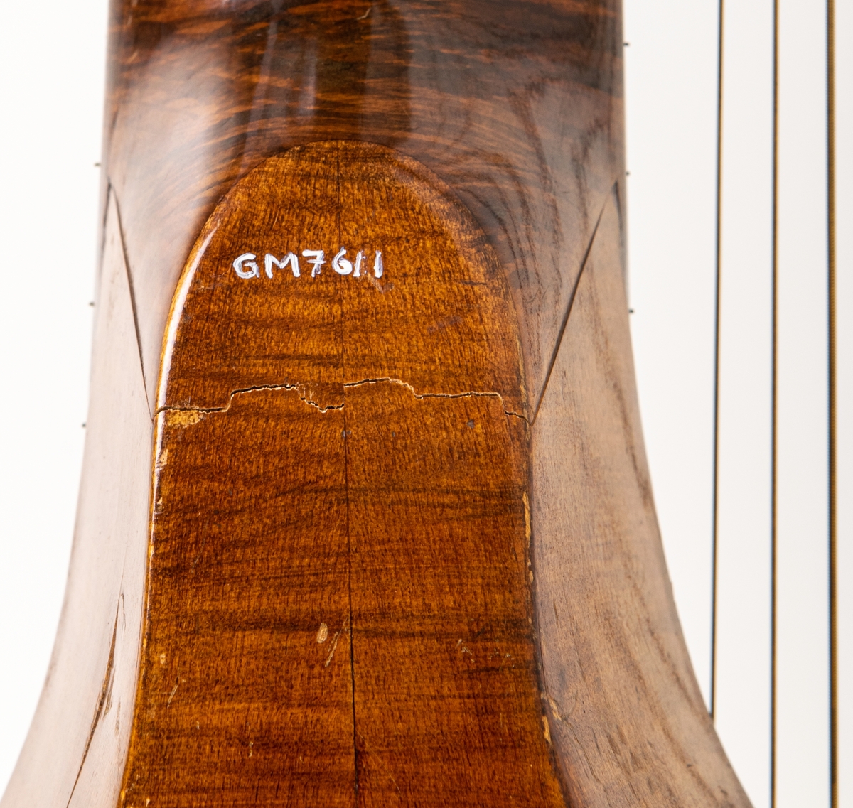 Basluta, tenorbas, med flat botten, tillverkad av Peter Kraft, Stockholm nr 252, Anno 1786.