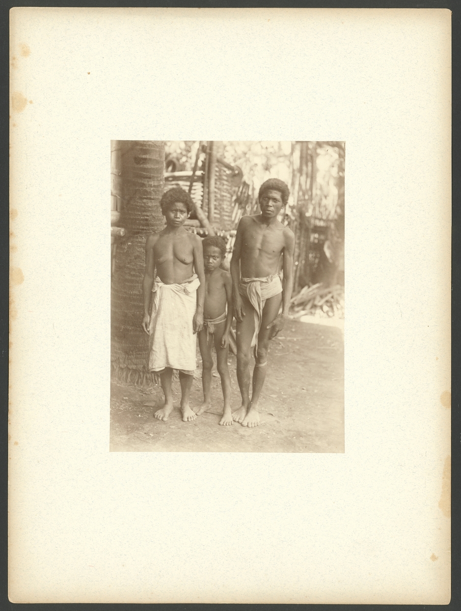 Bilden visar en familj från en grupp av Filipinernas urbefolkning så kallade negritos.