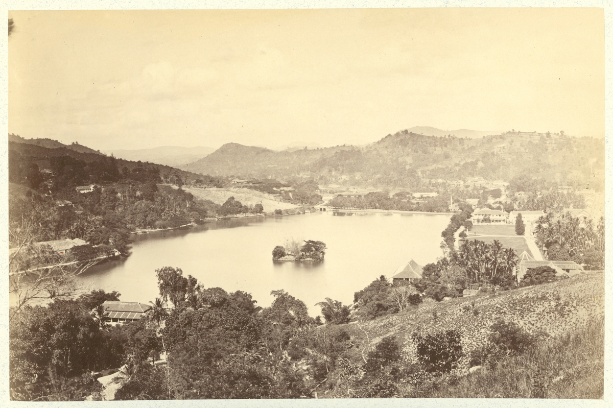 Bilden föreställer en panorama över Ceylons gamla huvudstad Kandy.