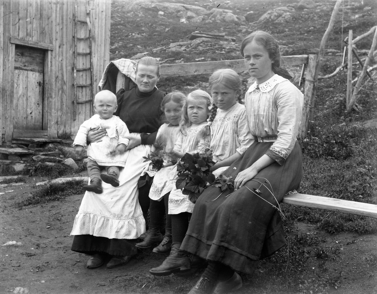 Johanna Dahlberg (f. Haakstad)  med fem av sine barn.