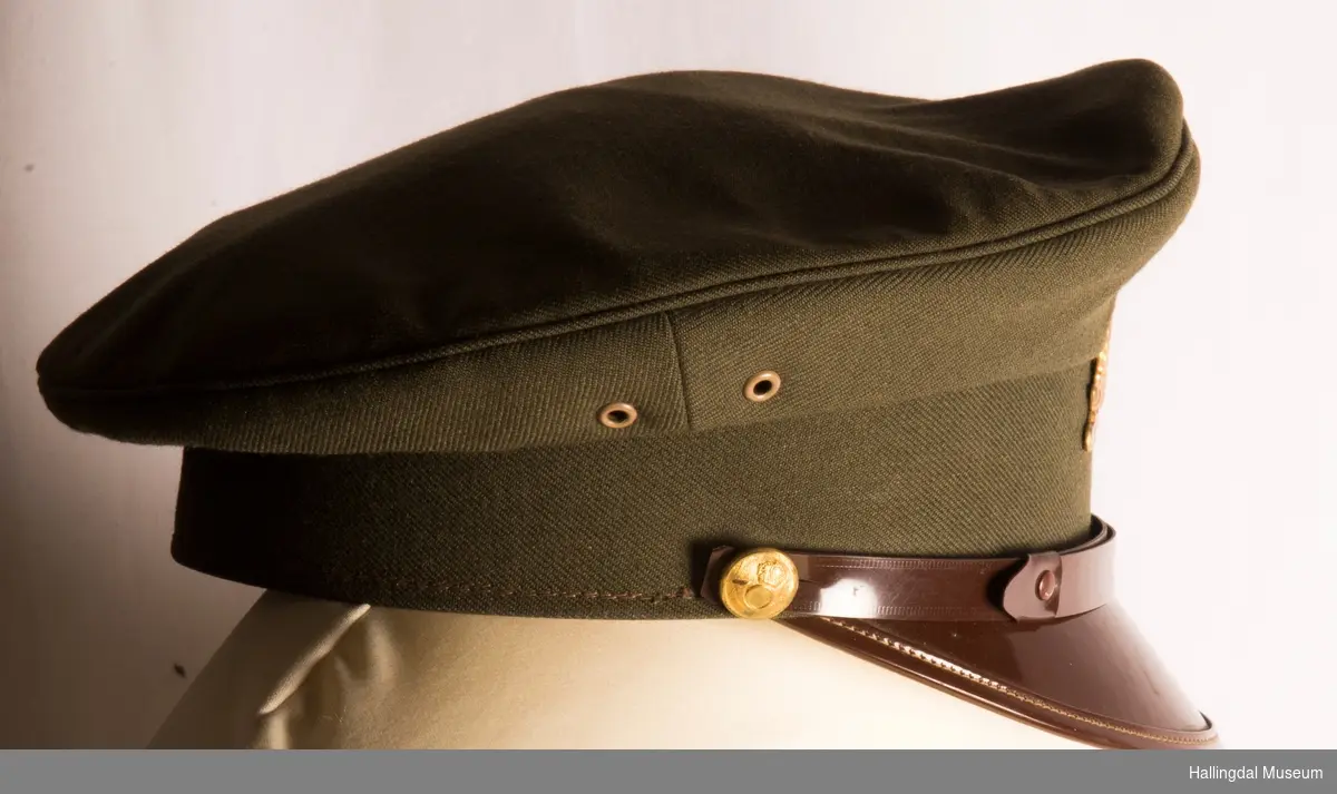 Bremlue i grønt ullstoff med brun brem.  Str 55. Postmann uniform, Posten Norge.