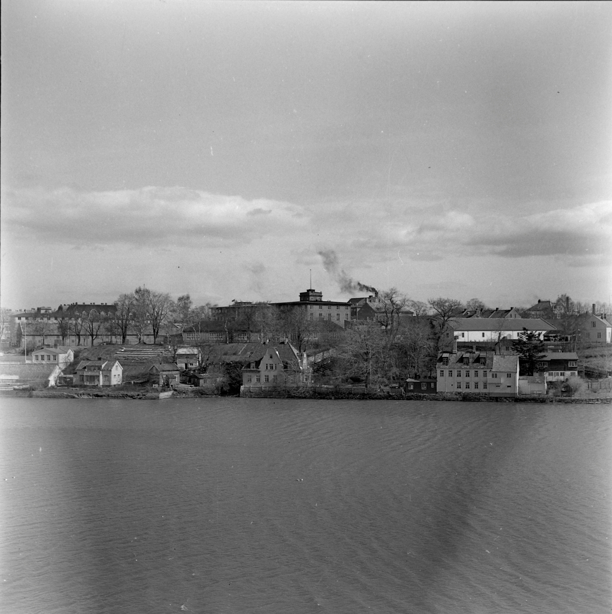 Trondheim Handelsgymnasium og bebyggelse i Elvegata sett fra Øya