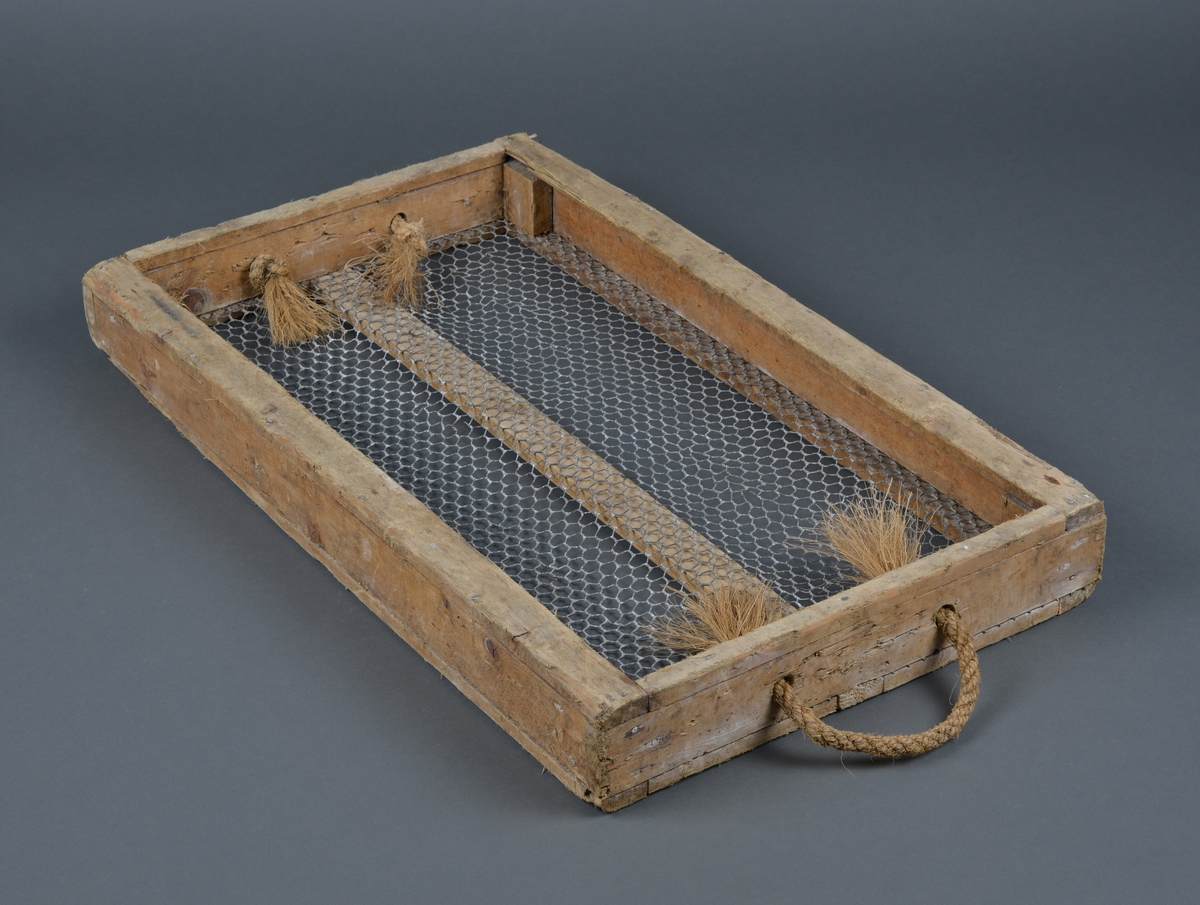 Kasse med nettingbunn. Kassen er brukt i produksjon av is til nedkjøling av sild og fisk.

Form: Rektangulær