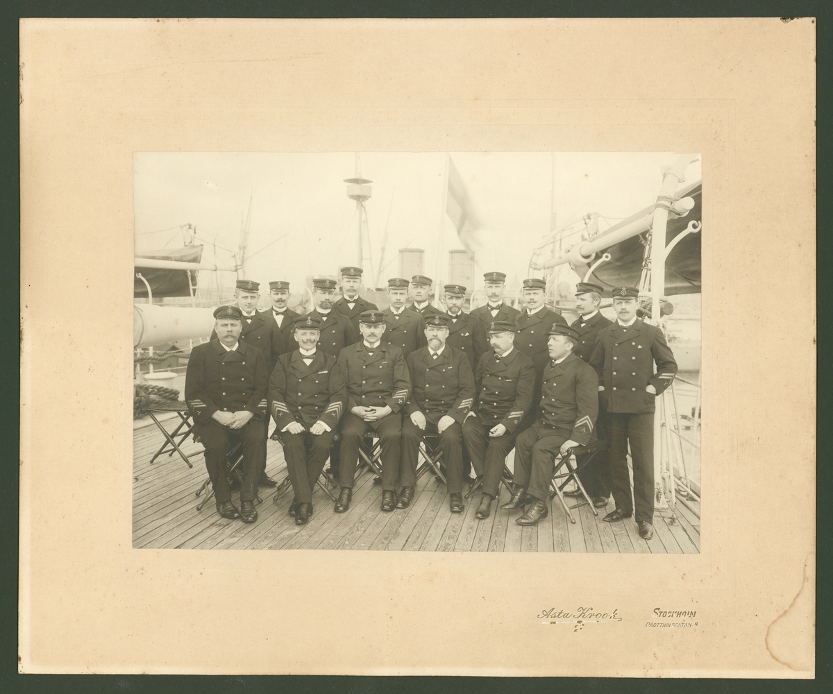 Bilden visar underofficerare ombord på ett av pansarkeppen omkring 1910.