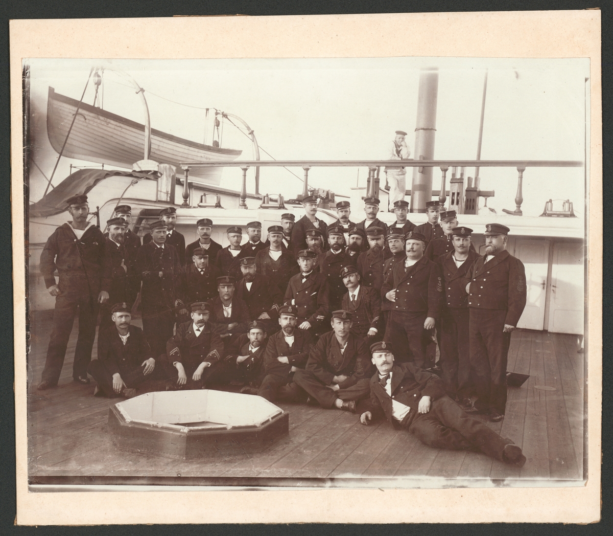 Bilden visar underofficerare och underbefäl ombord på logementsfartyget Stockholm under skjutskolan i Bollösund år 1899.