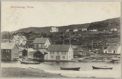 Postkort med bilde av Steinnesvågen på Finnøy. Det er flere 