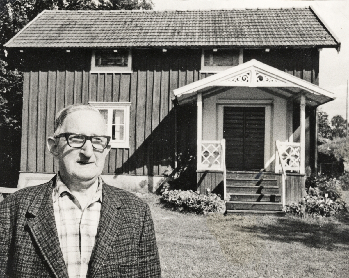 Gustaf Öhrn framför bostadshuset på Stora Lindö, Södra Bergundasjön. 1970.