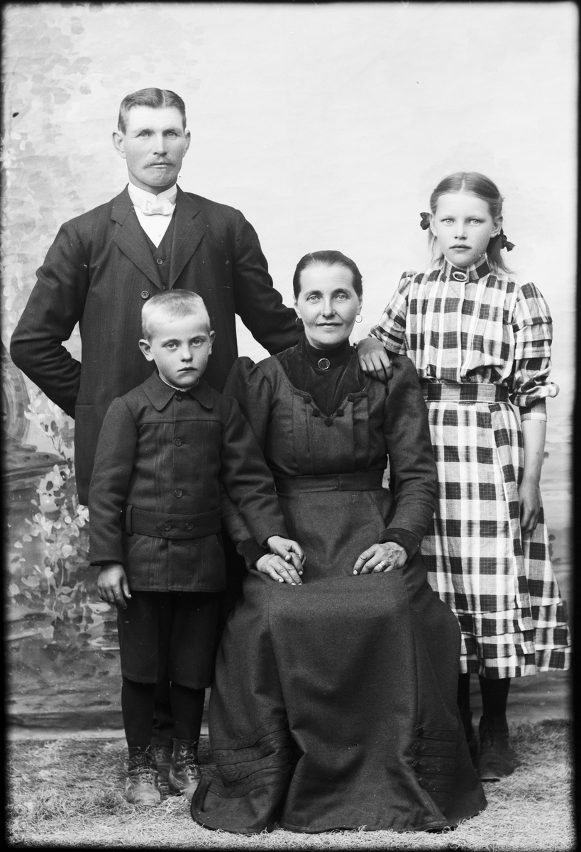 Ateljéporträtt - familjen Jansson, Östhammar, Uppland 1911