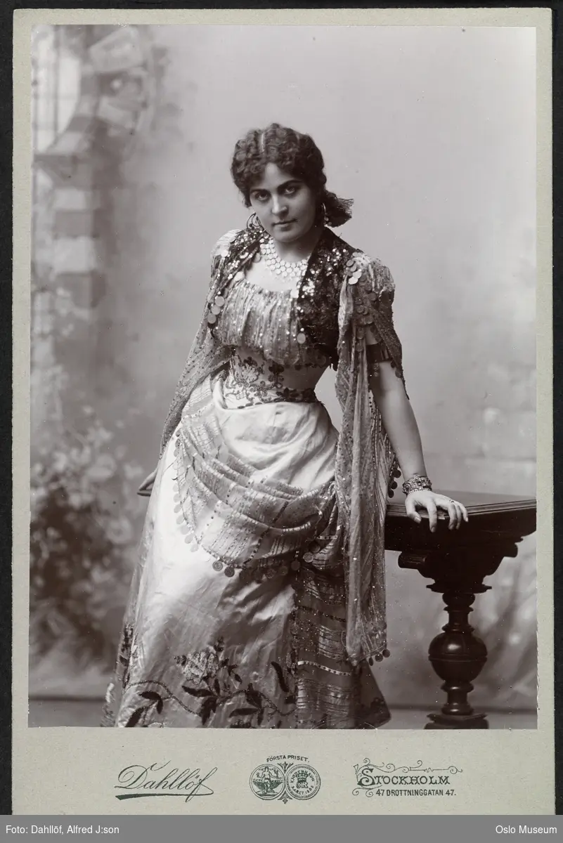 portrett, kvinne, rollebilde, tittelrollen i "Carmen", stående helfigur, kostyme