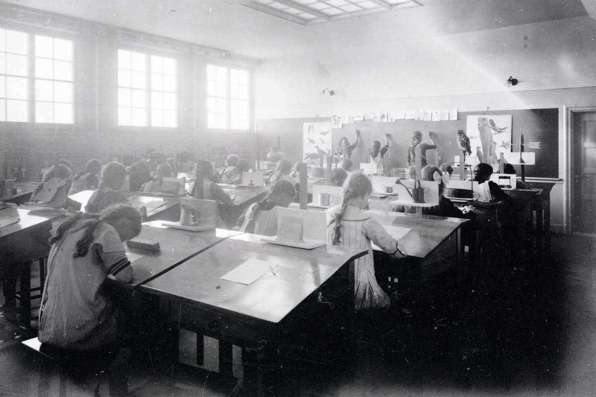 Korsängsskolan invigdes år 1916. Ernst Blom dokumenterade den nya skolan, sannolikt under dess första verksamhetsår.