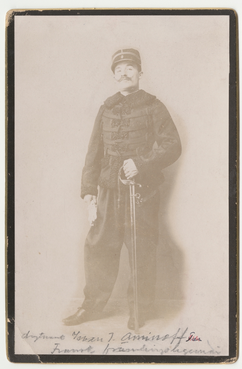Porträtt av Iwan Aminoff, överstelöjtnant i svenska armén. Tjänstgjorde åren 1896-97 vid franska armén i Alger.

Se även bild AMA.0001591.