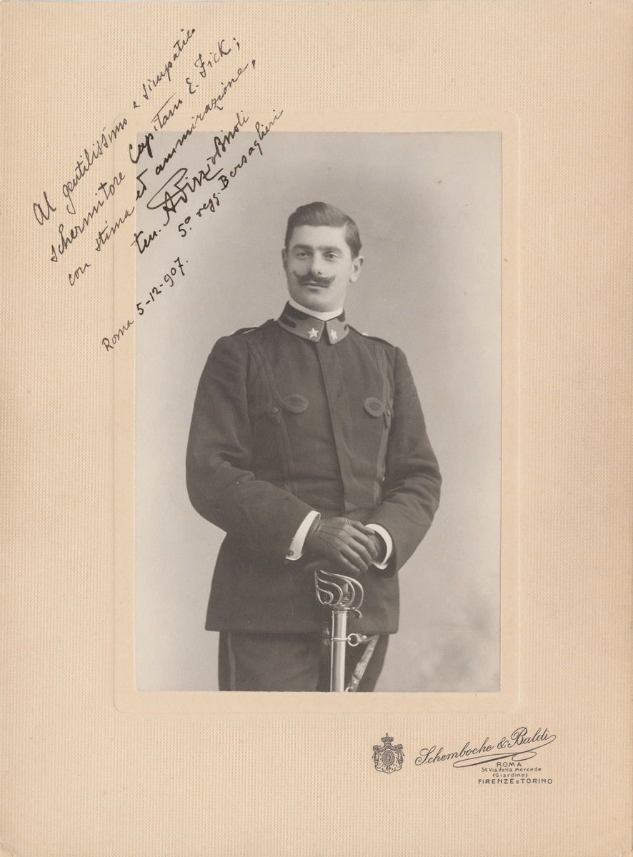 Porträtt av okänd italiensk officerare, med hälsning till kapten Emil Fick.