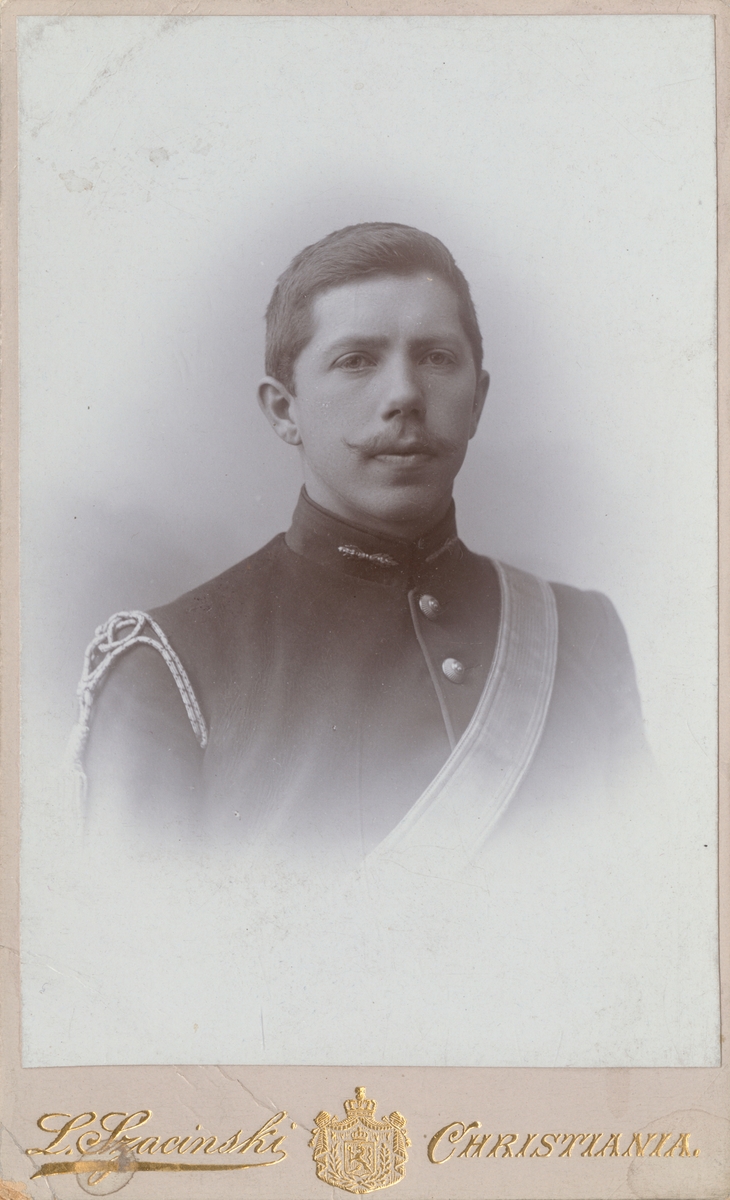 Porträtt av okänd officer i norska armén.