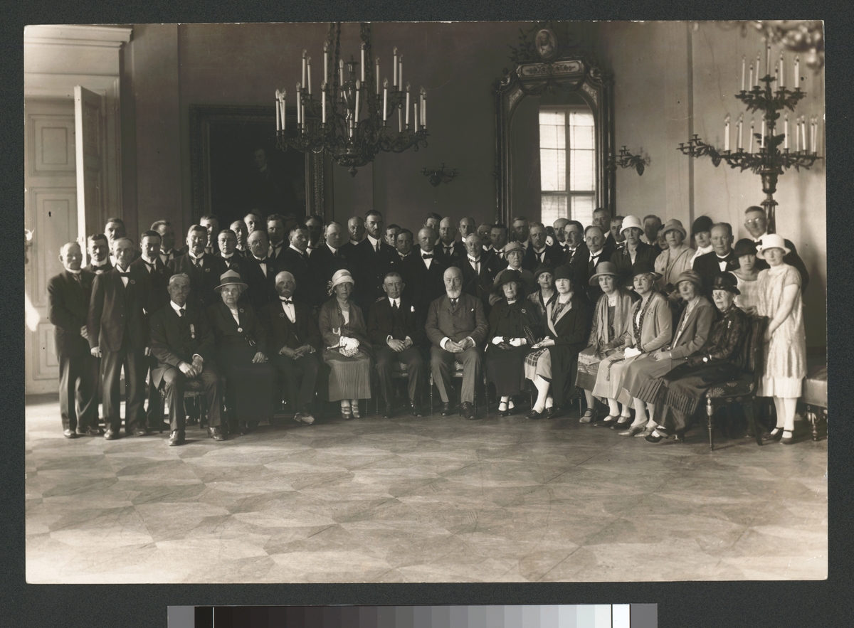 Bilden visar gruppfoto i Wien med Österrikets president Michael Hainisch i bildens centrum. Axel Åckerberg är den sätte personen i andra raden från höger. Förmodligen togs bilden i samband med Axel Åckerbergs utmärkelse med "Die grosse silberne Medaille für Verdienste um die Republik Österreich" 1927.