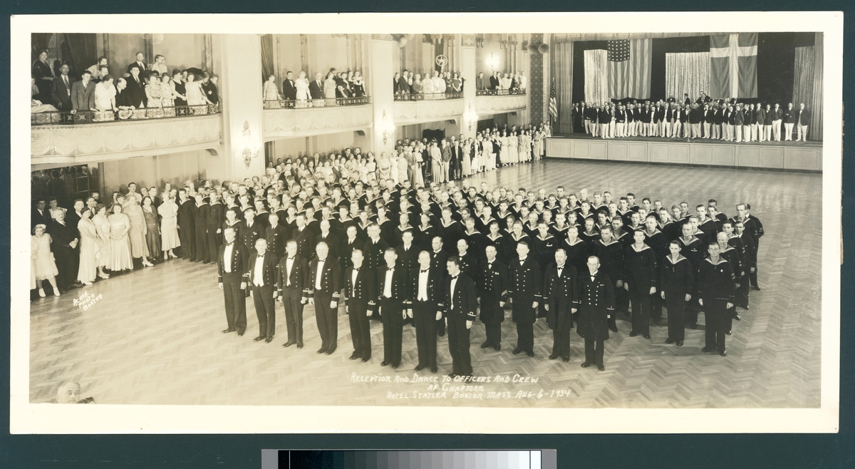 Bilden visar hur af Chapmans besättning välkomnas av svensk amerikaner i festsalen på hotell Statler i Boston den 6 aug. 1934. Detta var af Chapmans sista expedition. Resan gick till Västindien och Nordamerika.