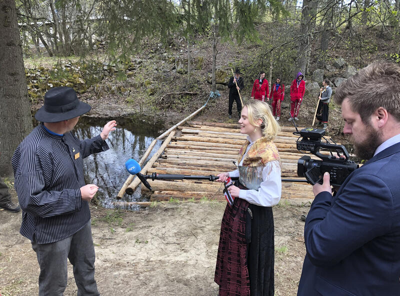 NRK filmet da russen løppå tømmerstokker på Prestøya 17. mai 2020.