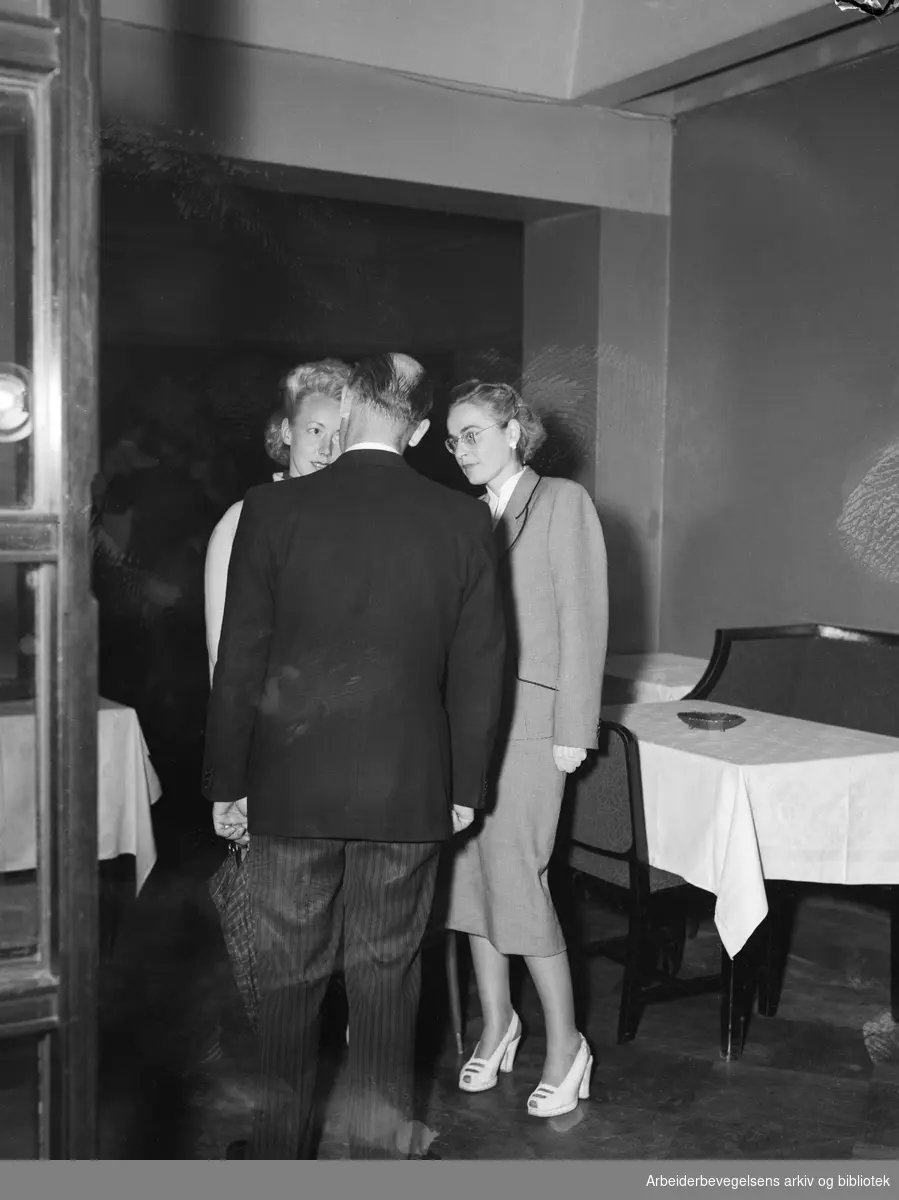 Damer uten herrefølge nektes adgang til Restauranter i Oslo. Journalistene Unni Rastad og Bjørg Zachariassen fra Arbeiderbladet på rundtur. August 1952.