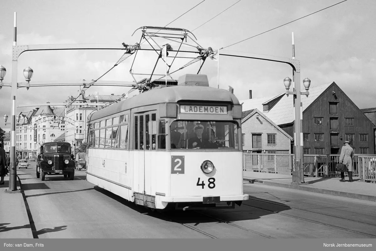 Trondheim Sporveiers sporvogn nr. 48 i rute 2 til Lademoen på Bakke bro