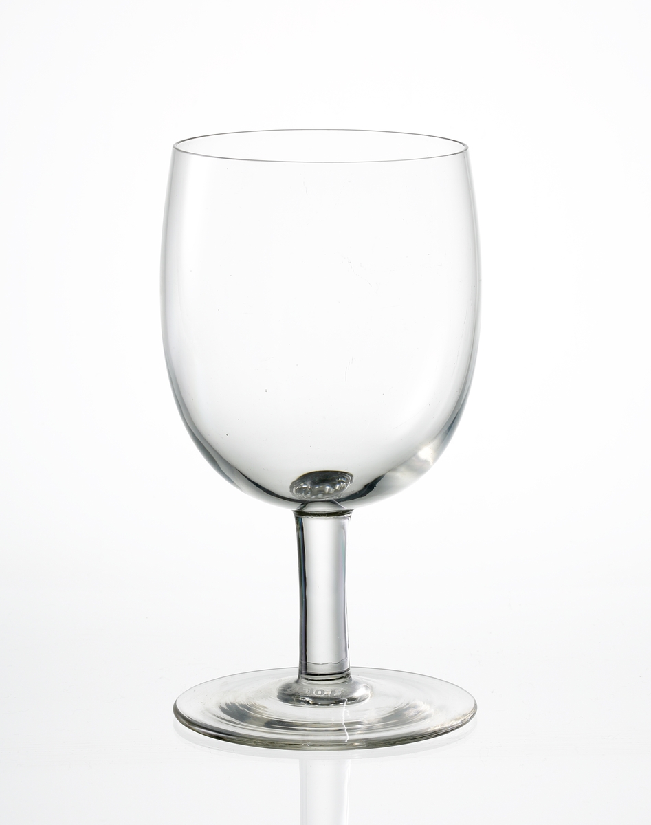 Design: Okänd. 
Ölglas. Rund slät kupa på rakt ben och fot.
