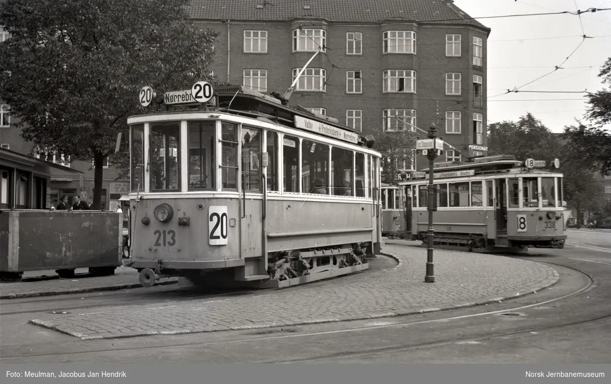 Sporvognstog med hhv. vogn 213 og 338 i Valby i København