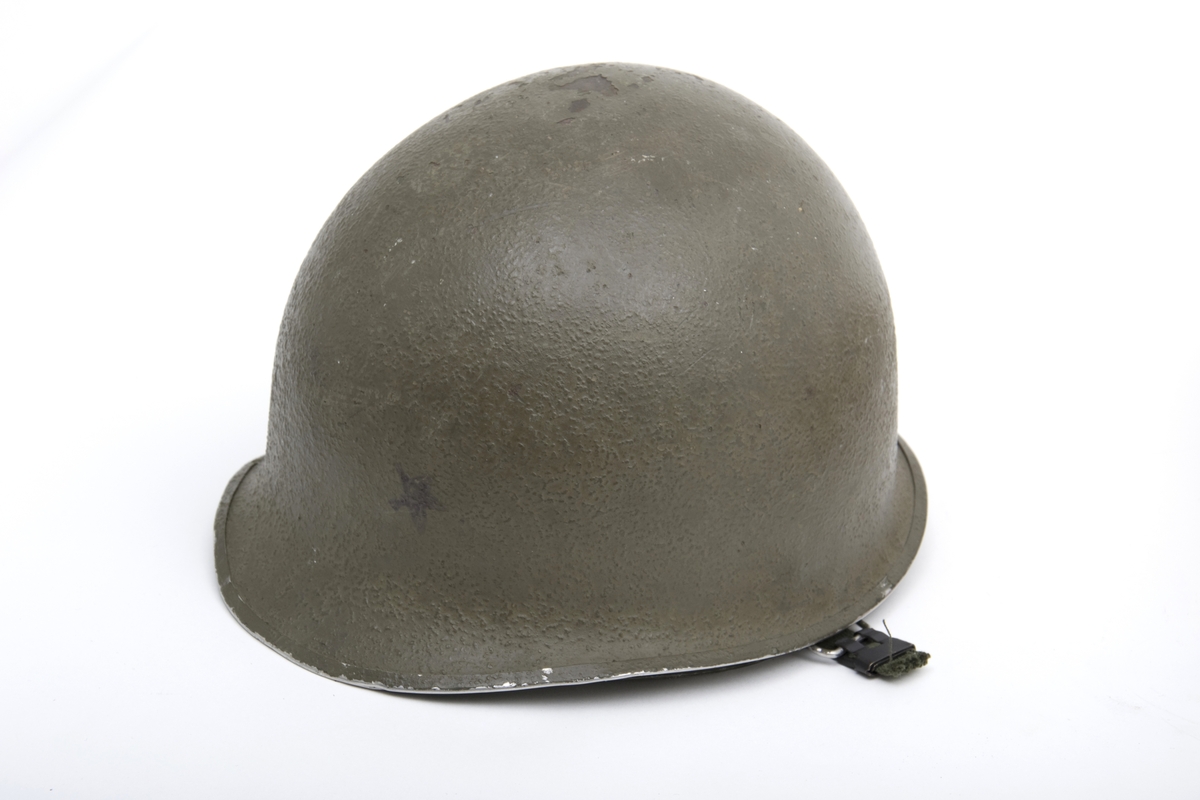 Hjelm, to stykker brukt av det norske forsvaret etter krigen