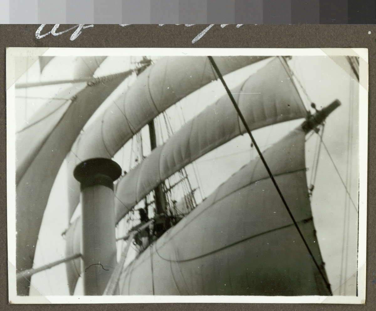 Bilden visar en del av af Chapmans segel och rigg.
