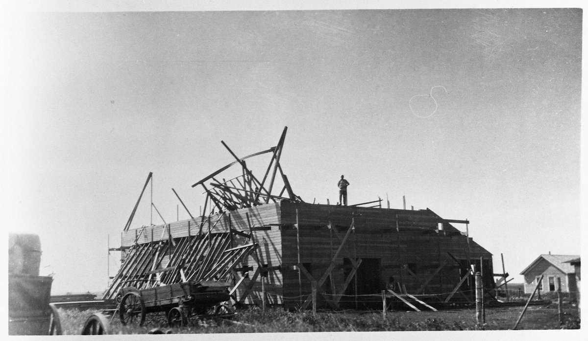 Byggeplass. Låven til Ole K. Lundstad i Forman, Nord Dakota, blåste ned under oppbygging. Året er 1912.