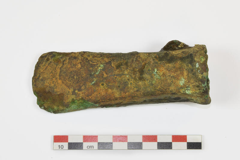 Øksen funnet utenfor Arendal. Langside med hempe opp. (Foto/Photo)