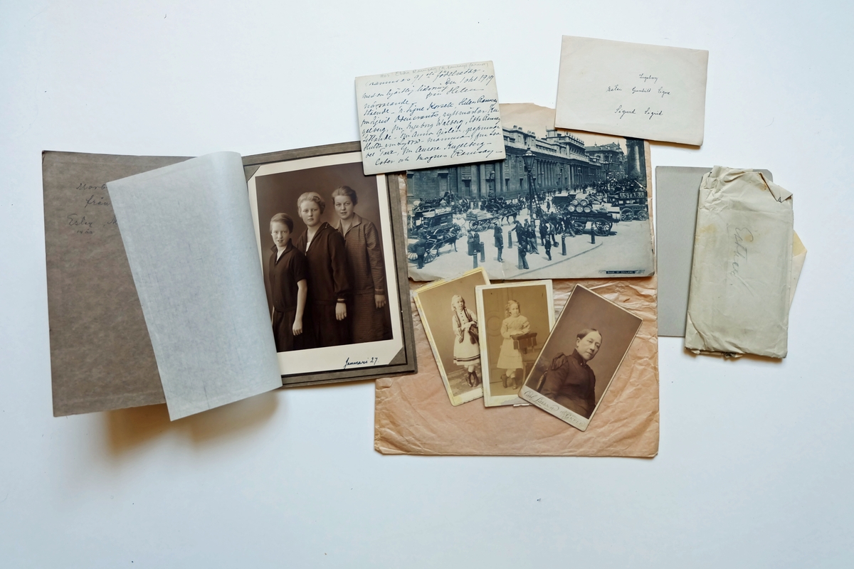 Ett kuvert adresserat till en Löjtnant R. Ström. Kuvertet är tomt men vikt på mitten och fungerar således som en mapp för fotografier och brev. Fotografierna föreställer Ninni och Richard Bergströms barn samt deras barnbarn.
