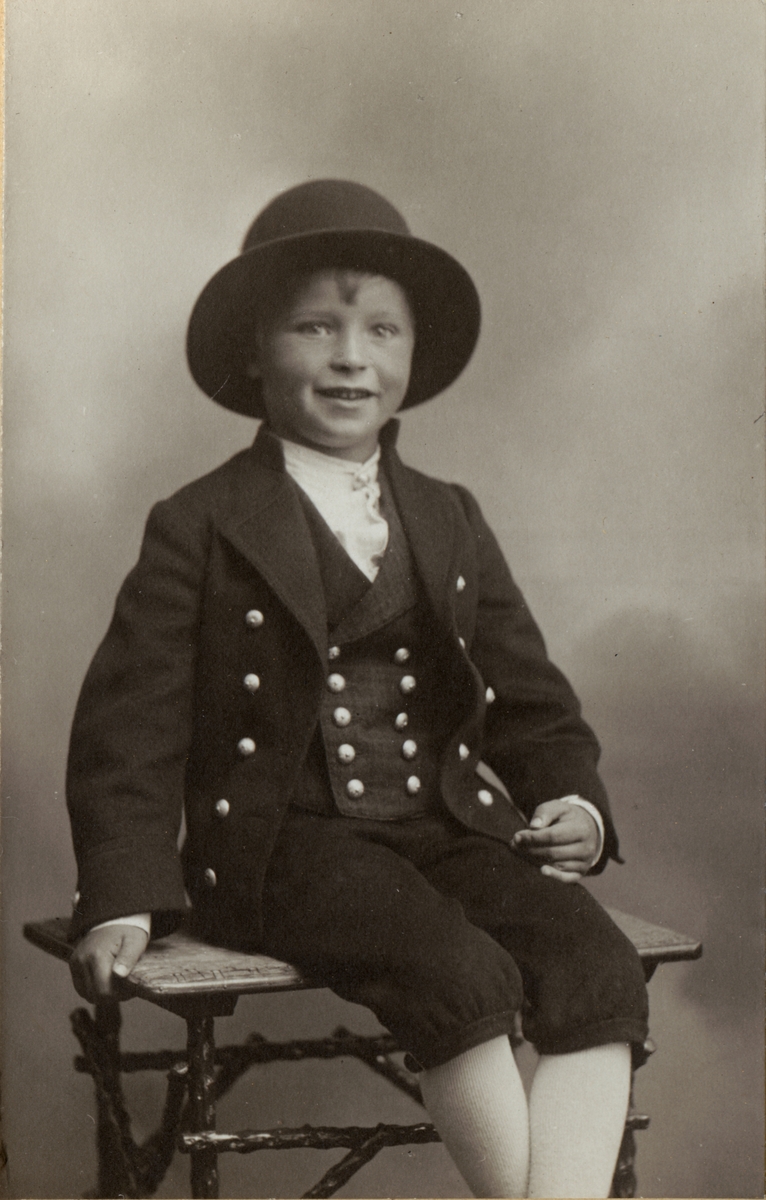 Billedserie med 8 fotografier av Sigrid Undsets sønn Hans Benedict Undset Svarstad som barn, kledd i bunad.