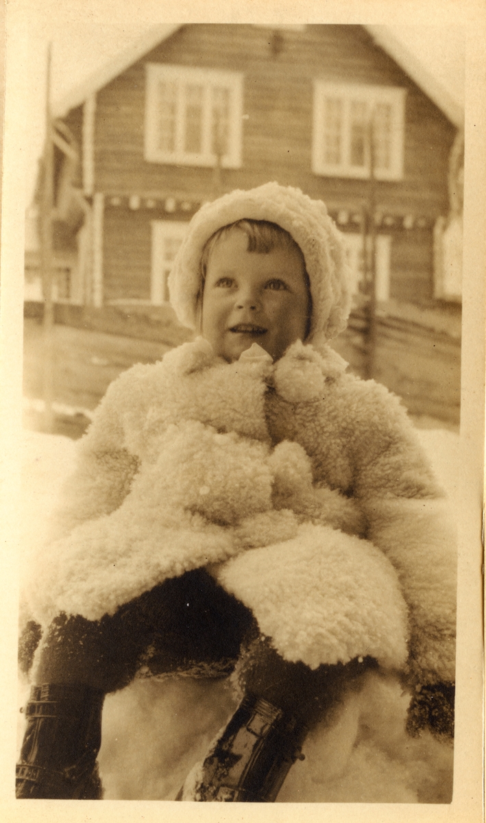 1)Hans Benedict Undset Svarstad ca. 5 år. 2)Hans Benedict sammen med sine kusiner Charlotte og Sigrid.Thomas 3)Anders Castus Svarstad på ski. 4)Signe Thomas, kusine av Anders og Hans. 5) Hans Benedict 6) Anders Castus og Hans Benedict