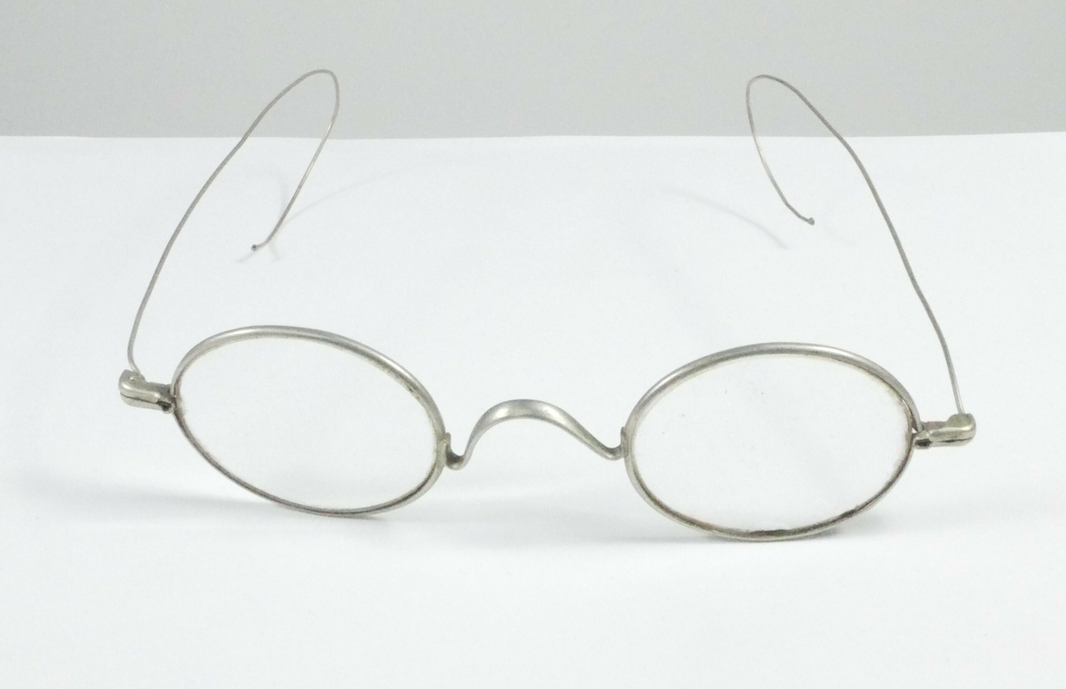 Brille med innfattning i grått metall
