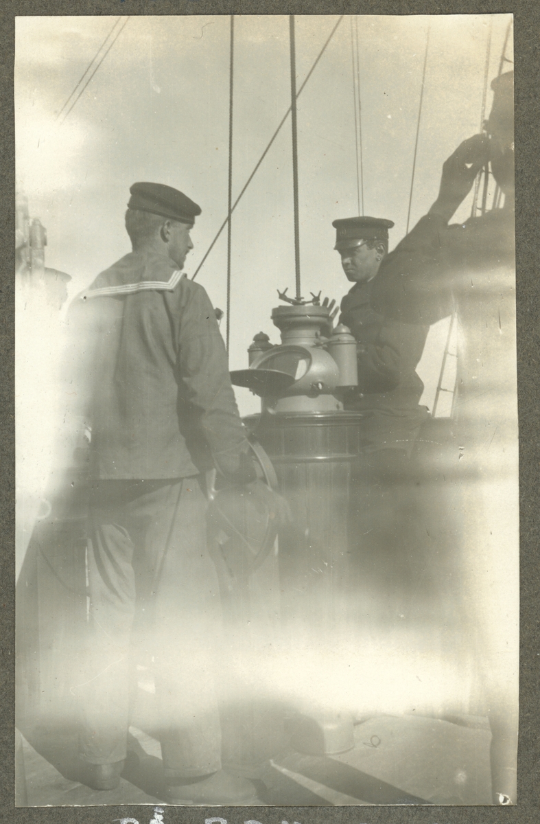 Bilden visar flera sjömän på Fylgias brygga som styr fartyget.
