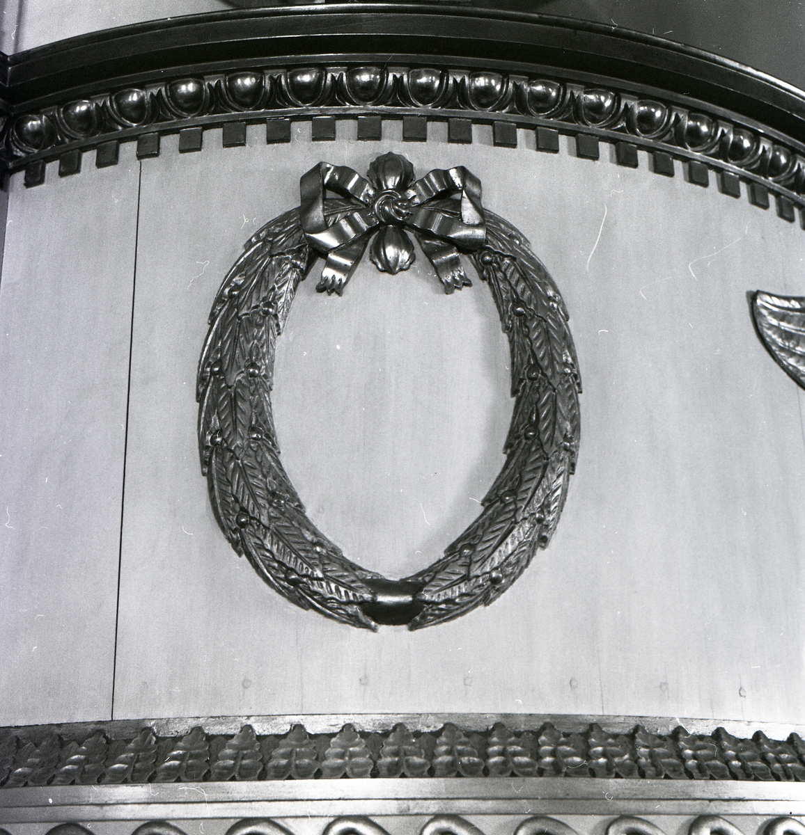 Alfta kyrka, 1981. Detalj från predikstolen utförd av hantverkarna Olof Brunk och Pehr Tulpan 1815. Målat och förgyllt af Johan Nyblad 1816.