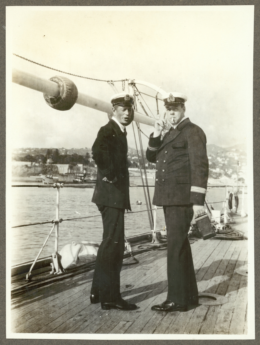 Bilden visar fartygschef Eklund och sekonden Schollin på däcket under besöket i Funchal.