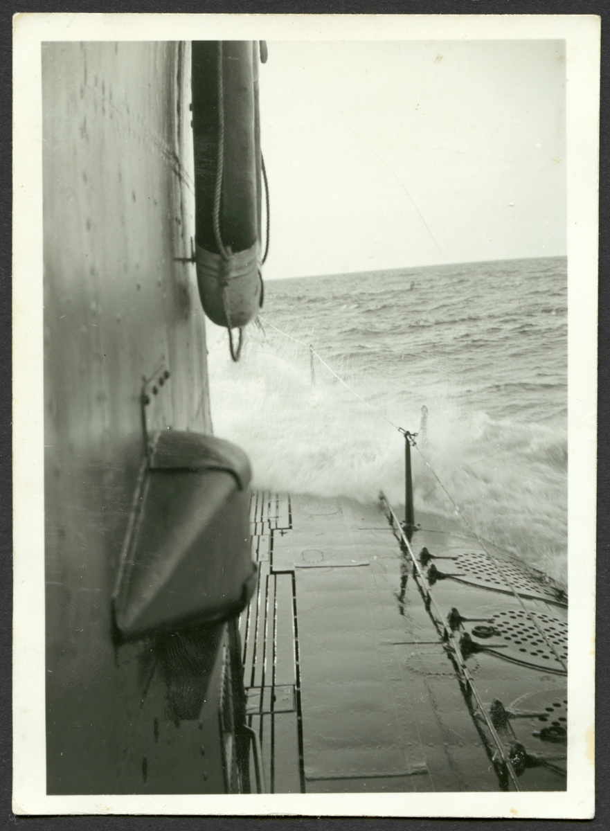 Bilden visar ubåten Valen till sjöss.