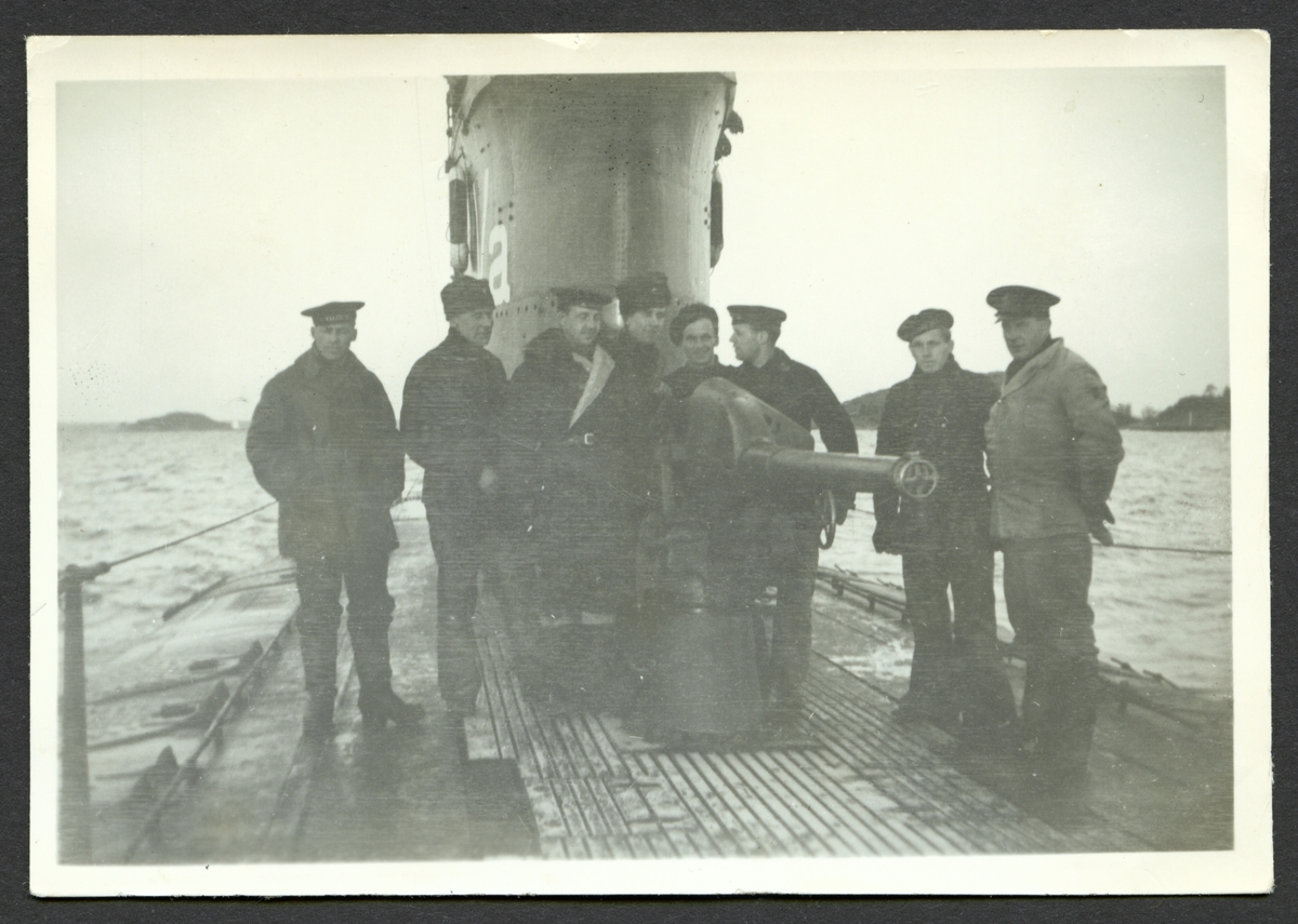 Bilden visar en grupp sjömän på däck av ubåten Valen till sjöss.
