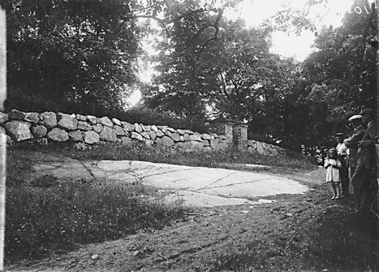 Hällristningar på Kyrkvallen utanför Björksta kyrkas kyrkogårdsmur.