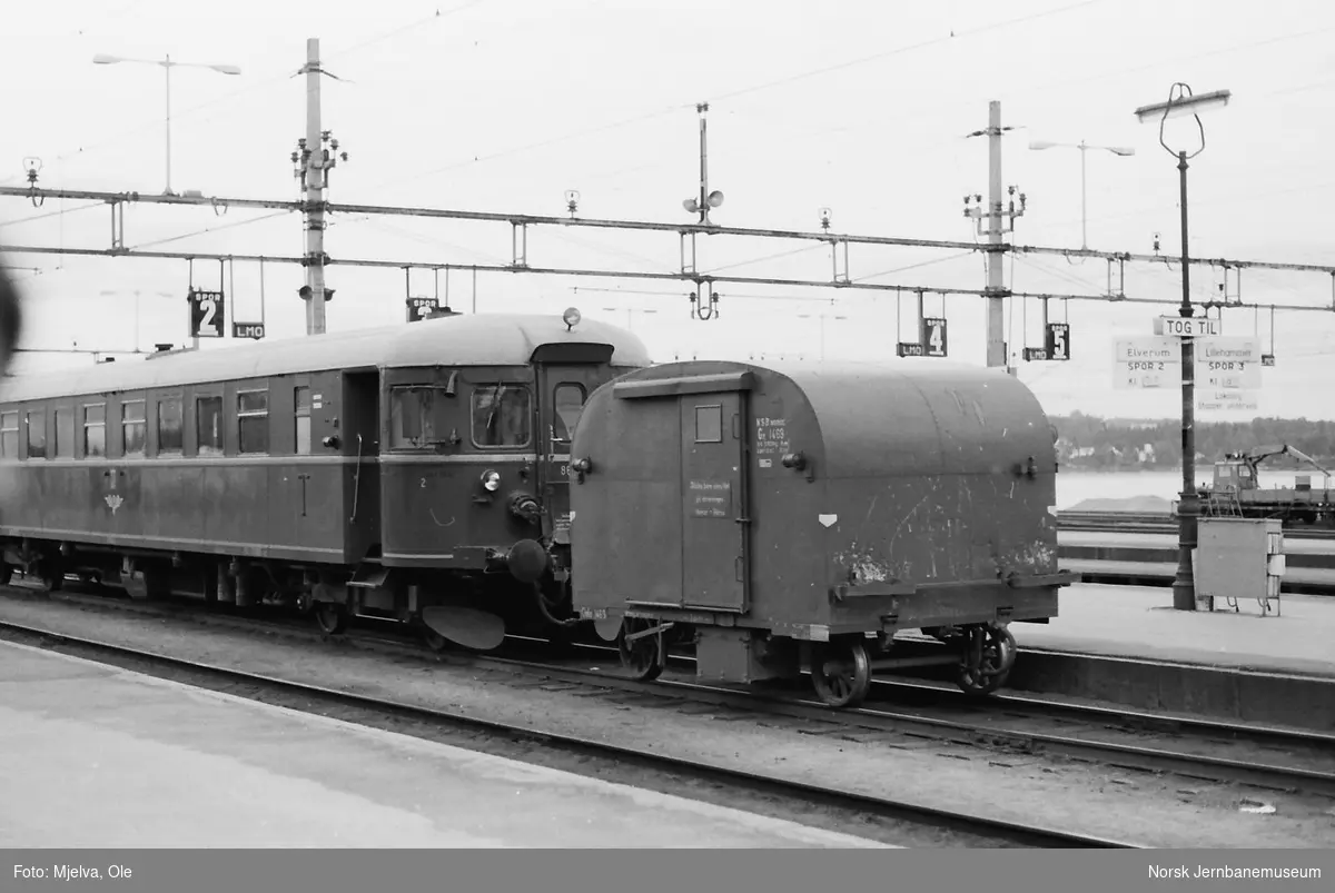 Persontog til Elverum med motorvogn litra Bmdo 86 og godstilhenger litra Gx nr. 1469 på Hamar stasjon