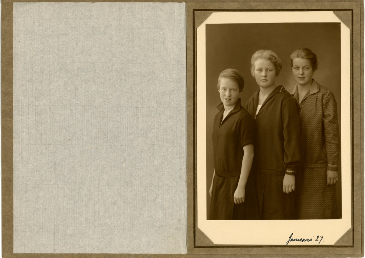 Ester, Madeleine och Sofia Ramsay 1927. 14, 15 och 17 och gamla.