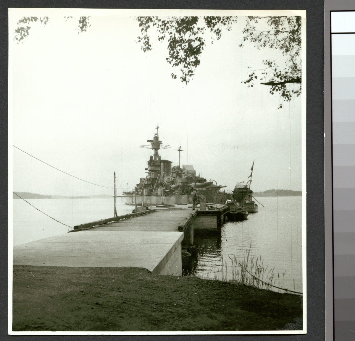 Bilden visar pansarskepp skepp Svea som ligger förtöjt vid en brygga.